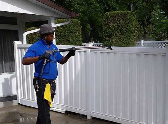 Pressure cleaning a fence